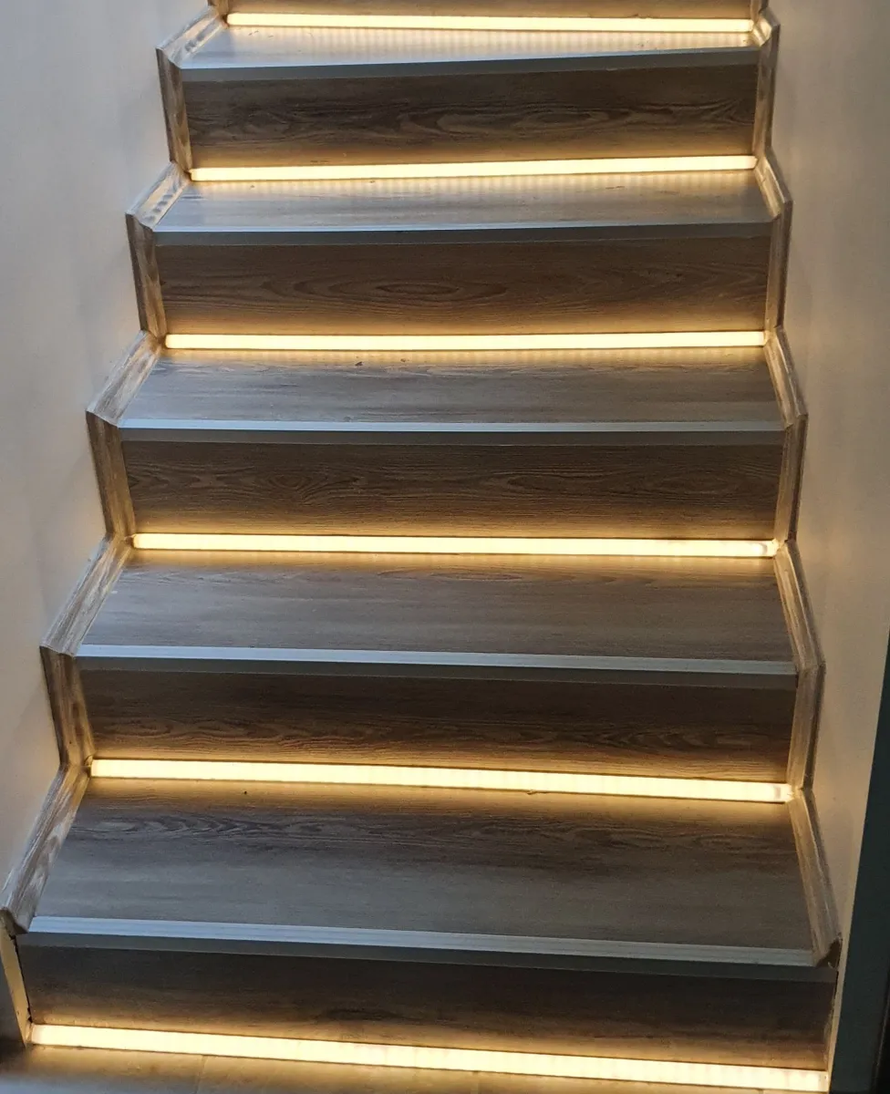 led-szalag-alusin – lepcso vilagitas w1200