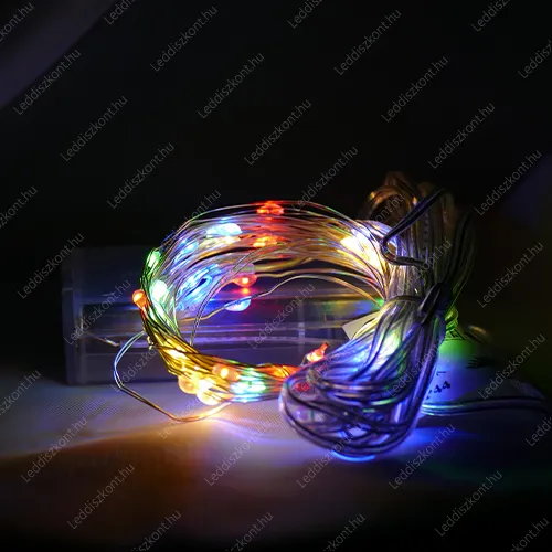 Elemes mikró ledes Nano fényfüzér, 50 db színes, multi color Leddel. Csak világít, időzítős! Elem nem tartozék, 3× AA 1,5 V. Life Light Led 2 év garancia! Karácsonyi fényfüzér LLKNANOBAT3XAA50LMC 2 év gar.
