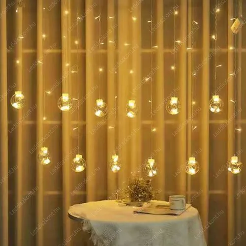 Party Led függöny, meleg fehér, 12db gömbben 108 db meleg fehér Led, átlátszó vezetékkel. 8 funkciós vezérlővel, 5V, USB csatlakozós! Life Light Led. Led karácsonyi függöny LLKNIP44USB8FCURBALL108LWW 2 év gar.