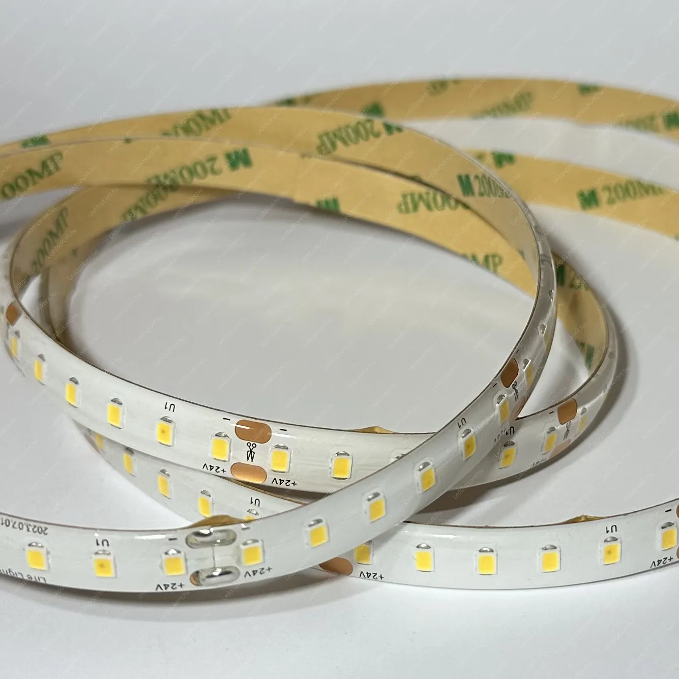 Led szalag 24V 120 Led/m, 10W, 980 Lumen, 6500K hideg fehér, 10mm, IP65 vízálló. Profiknak Marathone, 15 méter is betáplálható egy oldalról! Life Light Led 2 év garancia! Led szalag LLSZ24VIP652835120LMARCW 2 év gar.