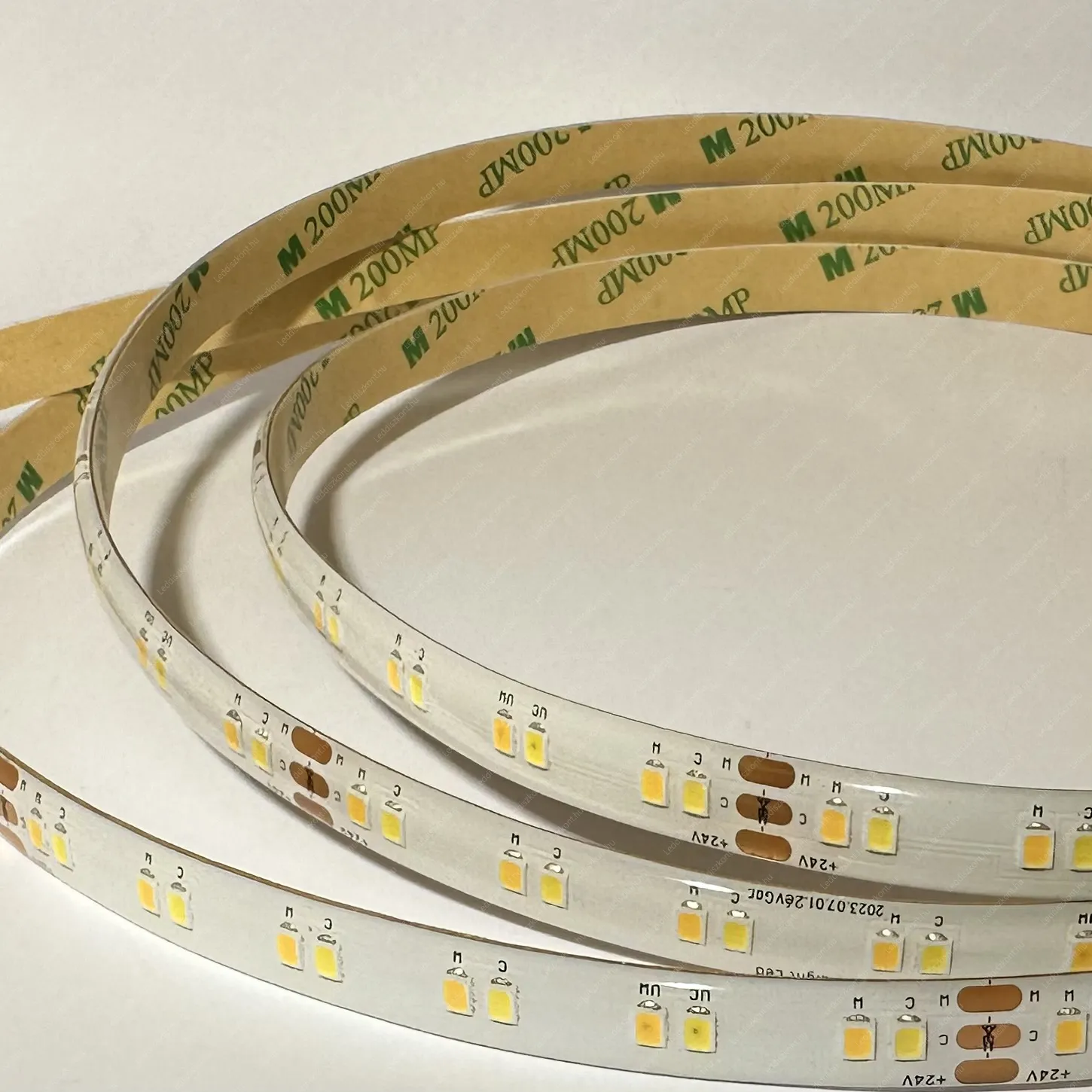 Led szalag 24V 120 Led/m, 10W, 980 Lumen, 2700-6500K, CW-WW változtatható szín, 10mm, IP65 vízálló. Profiknak Marathone, 15 méter is betáplálható egy oldalról! Life Light Led 2 év garancia! Led szalag LLSZ24VIP652835120LMARCWWW 2 év gar.