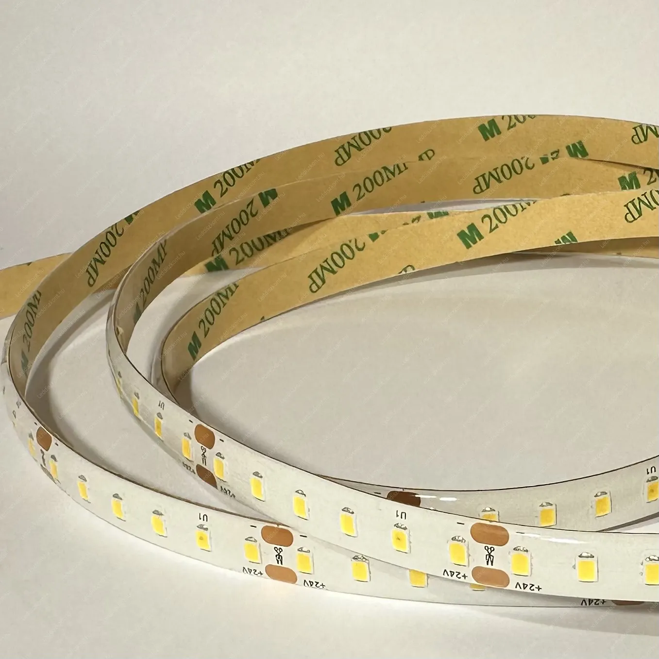 Led szalag 24V 60 Led/m, 5,2W, 560 Lumen, 6500K hideg fehér, 8mm, IP65 vízálló. Profiknak Marathone, 20 méter is betáplálható egy oldalról! Life Light Led 2 év garancia! Led szalag LLSZ24VIP65283560LMARCW 2 év gar.