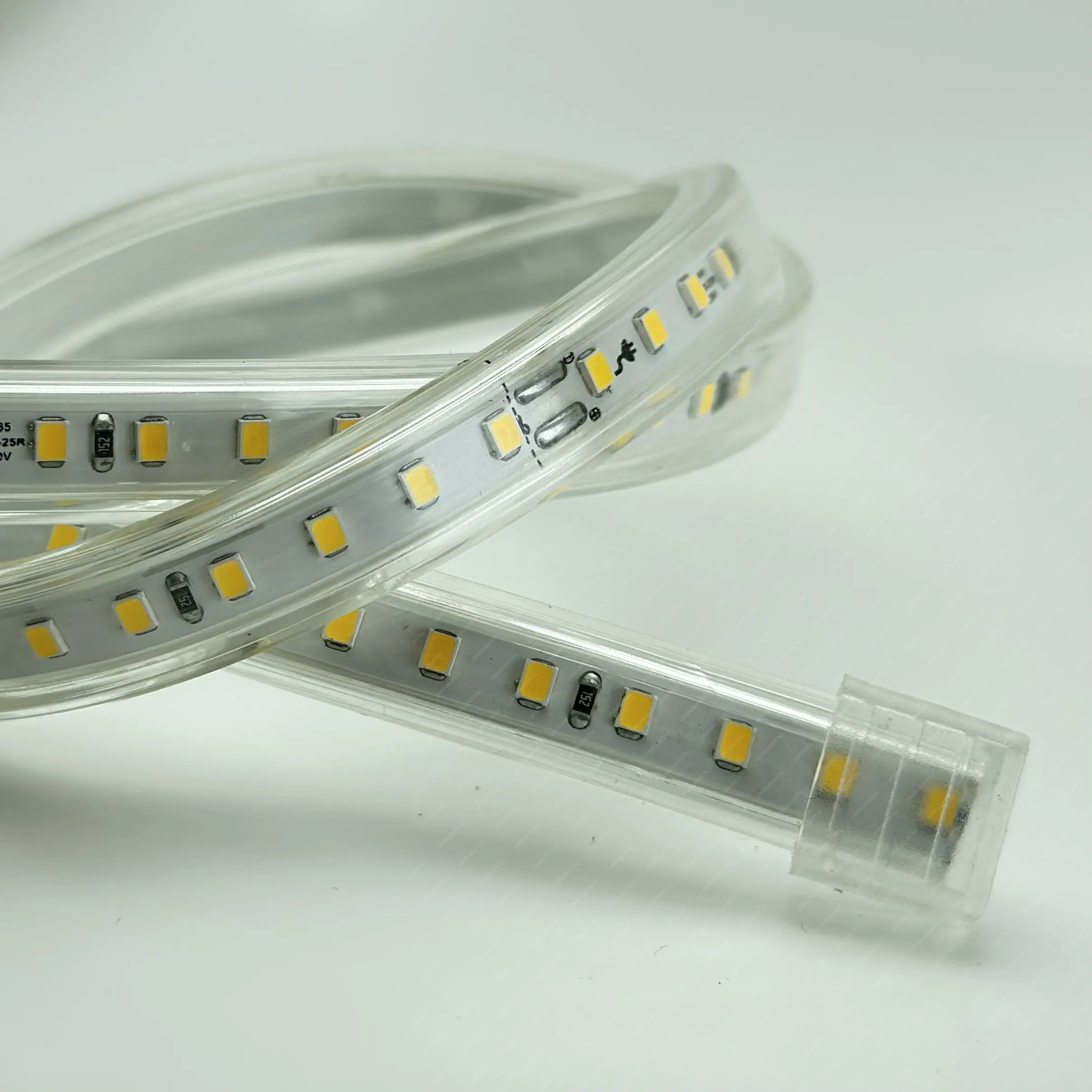 230V Led szalag 120 Led/m, 10W, 930 lumen, 20 centinkként vágható! 5800 kelvin, hideg fehér, IP65, vízálló. Egy oldalról 50 méter táplálható be! Life Light Led 2 év garancia! Led szalag 230V LLSZIP65V120L230V20CM6000K 2 év gar.