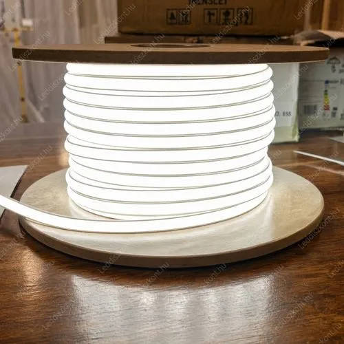 230V COB Led szalag 120 Led/m, 10W, 700 lumen, 10 centinkként vágható! 4000 kelvin, közép fehér, IP65, vízálló. Egy oldalról 50 méter táplálható be! Led szalag 230V LLSZIP65V240L230V10CMCOB4000K 2 év gar.
