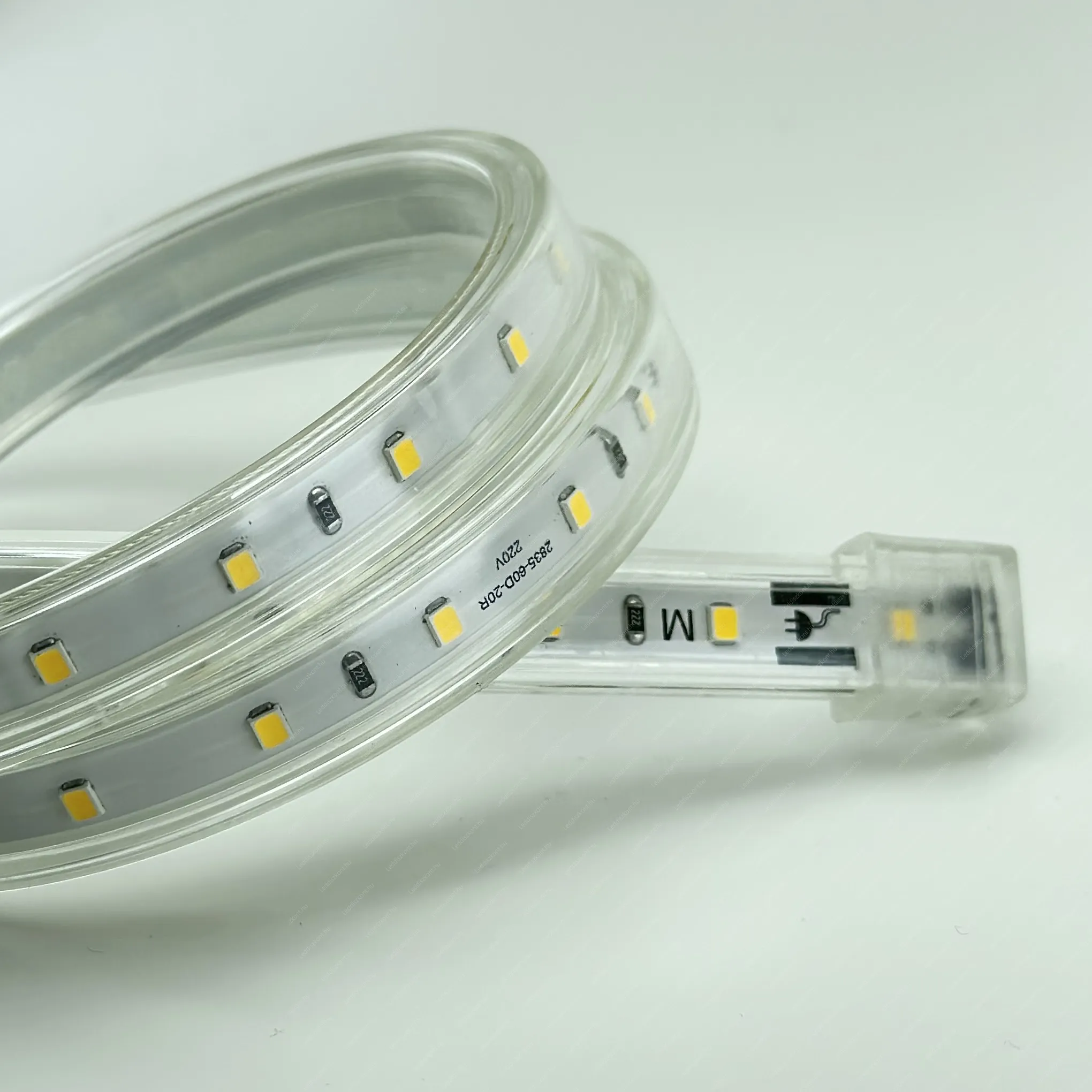 230V Led szalag 60 Led/m, 7W, 600 lumen, 20 centinkként vágható! 2700 kelvin, meleg fehér, IP65, vízálló. Egy oldalról 50 méter táplálható be! Life Light Led 2 év garancia! Led szalag 230V LLSZIP65V60L230V20CM2700K 2 év gar.